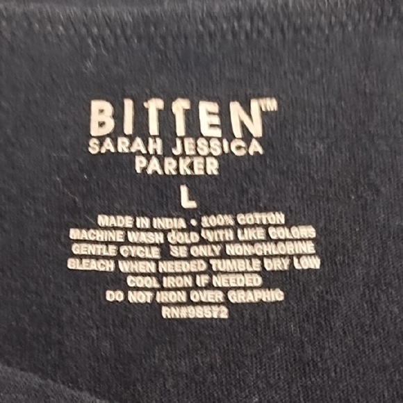 Bitten by Sarah Jessica Parker Black Graphic Short Sleeve Soft T-Shirt Y2K - Picture 6 of 8